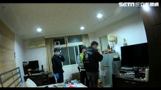 吸毒改槍遭逮　上銬前不忘先膜拜關公