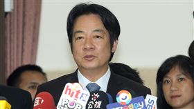 賴揆：觀塘案有3改變  穩定供電兼顧環保行政院長賴清德（前）5日表示，第三天然氣接收站敲定的版本並非當初中油提出的原案，在設施地點、縮小規模、迴避措施等3方面做了很大改變，可穩定供電並兼顧環保。中央社記者郭日曉攝  107年10月5日