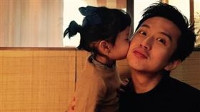 鄧超跟女兒小花。(翻攝微博)