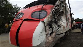 普悠瑪事故列車展開移置　車體變形扭曲台鐵普悠瑪列車出軌翻覆事故，造成嚴重傷亡，經檢警蒐證後，22日下午3時展開車廂移置作業，可見車體嚴重變形扭曲。中央社記者王鴻國攝　107年10月22日