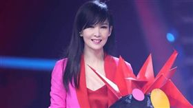 周慧敏戴上千紙鶴頭套，首度登上音樂綜藝，在《蒙面唱將猜猜猜》跟新一代的人氣歌手同台飆歌。（翻攝微博）