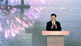 習近平出席港珠澳大橋開通儀式中國國家主席習近平23日上午出席港珠澳大橋開通儀式，外界預期他會發表重要講話，但他卻未發言，只簡單宣布正式開通。（中通社提供）中央社 107年10月23日