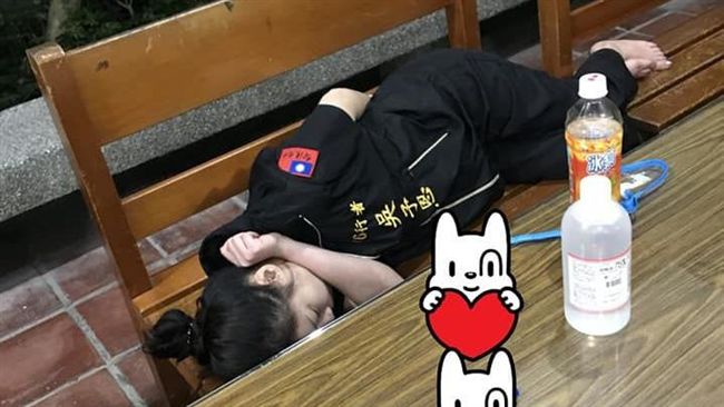 遺體修復師連夜趕工　累癱睡倒木頭椅