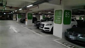 老公「車停在B5柱子旁」，老婆一看默默握拳。（圖／翻攝自臉書《爆廢公社》）