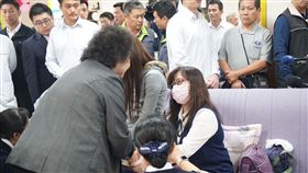 台鐵普悠瑪列車21日發生出軌翻覆事故，總統府秘書長陳菊22日一早陪同蔡英文總統趕赴醫院探視傷患。（圖／翻攝陳菊臉書）