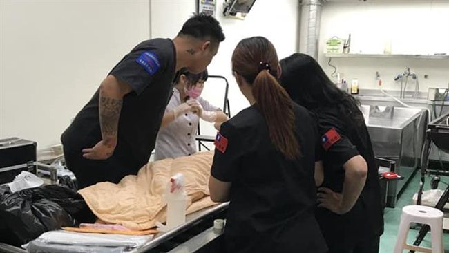 當眾剪衣驗屍　她怒：不尊重罹難者