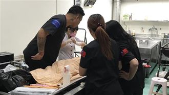當眾剪衣驗屍　她怒：不尊重罹難者