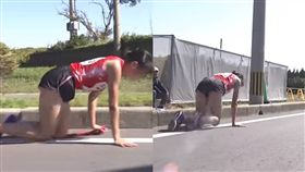 女跑者骨折，跪地爬完200公尺／翻攝自ZEROパラドンYouTube
