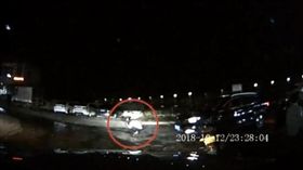 大陸廣東發生一起轎車輾人的車禍事件，一名男路人日前因身體不適，蹲在路邊嘔吐，沒想到他慘遭轎車輾過，而肇事的李姓駕駛竟揚長而去。對此，姓駕駛表示，當時以為只是路不平，所以沒有下車查看，並非故意丟下傷者肇逃。（翻攝自梨視頻）