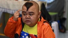 身高僅120「靠模仿爆紅」，他娶回美嬌娘還賺到7棟房。（圖／翻攝自梨視頻）