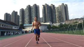 四川省,燒烤店,馬拉松,有薪假,李曌靖（圖／翻攝自微博）