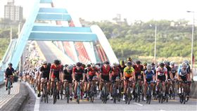 車手行經太魯閣大橋的壯觀畫面。（圖／DURO華豐輪胎提供）