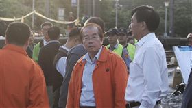 普悠瑪列車事故請辭　鹿潔身：先做好善後工作台鐵普悠瑪列車事故釀嚴重死傷，媒體報導，台鐵局長鹿潔身21日晚間向交通部長吳宏謀口頭請辭。鹿潔身（中）22日表示，確實有請吳宏謀（右）考量，但現階段來說，還是要先做好善後工作。中央社記者徐肇昌攝　107年10月22日