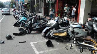 老婦開車買披薩　失控爆衝釀1死1傷