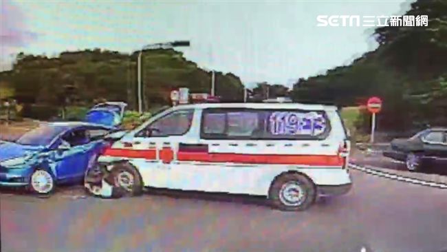 女半小時遇兩車禍　躺救護車裡也挨撞