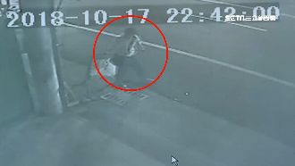 大力女拋砸磚、甩牌　接連毀2車