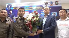 范筱梵丈夫Johnny獻花給移民局長蘇拉契感謝警方辦案。（圖／翻攝自YouTube）