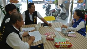 台鐵火聯會成員拜會徐榛蔚　台鐵火車駕駛員聯誼會全國總會長黃隆華（後）等人23日前往拜會國民黨籍立委徐榛蔚（右），說明火車駕駛員面對的問題，提出包括台鐵未明訂關閉ATP自動防護系統後的標準作業程序、駕駛員後勤支援不足等面向。（立委徐榛蔚辦公室提供）中央社記者李先鳳傳真　107年10月23日