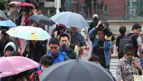 東北季風影響　北台灣溼涼（1）中央氣象局預報，13日受東北季風影響，北台灣仍是較溼涼的天氣，基隆北海岸、宜蘭及大台北山區可能有局部大雨，北部平地、中部地區及花蓮、台東偶爾有短暫飄雨，提醒民眾出門記得攜帶雨具。中央社記者張皓安攝　107年10月13日