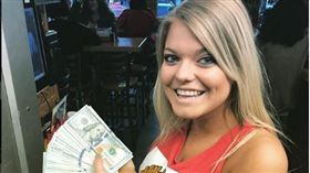  樂翻！「客人」只點兩杯水 給女侍萬元小費（圖／翻攝自supdogsrestaurant IG）