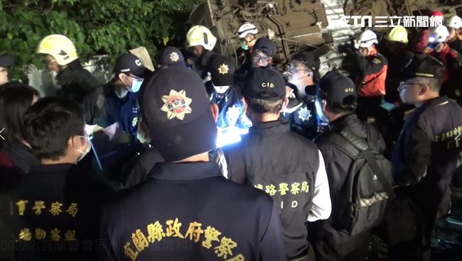 普悠瑪18死　警忍淚幫罹難者找家人