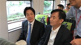 行政院長賴清德24日一早在交通部長吳宏謀陪同下，搭乘普悠瑪翻車事故後第一班普悠瑪列車到花蓮。（圖／行政院提供影片截圖）