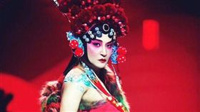 陳志朋在「武漢時裝周」反串戲曲《穆桂英掛帥》。(翻攝微博)