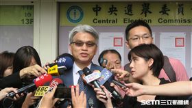 中選會主委陳英鈐24日張貼這10項全國性公投案的投票公告並受訪。（圖／記者盧素梅攝影）