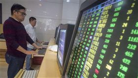 中國金融三高層　齊向股匯市信心喊話針對陸股跌跌不休、人民幣持續走貶，中國銀保監會主席郭樹清、央行行長易綱、證監會主席劉士余19日上午齊聲喊話，欲提振金融市場信心。圖為18日陸股重挫，海口市某證券公司的螢幕一片綠油油。（中新社提供）中央社　107年10月19日