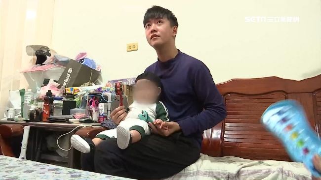 4月大嬰撞門昏睡不醒　父奔警局求救