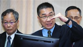 內政部：台灣有70％毒品來自中國  加強緝毒內政部長徐國勇（中）17日在立法院內政委員會表示，台灣70％毒品來自中國，會加強檢警憲調海巡、海關緝毒，國際合作也相當重要。中央社記者施宗暉攝  107年10月17日