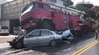疑煞車失靈連環撞！整排車慘變成廢鐵