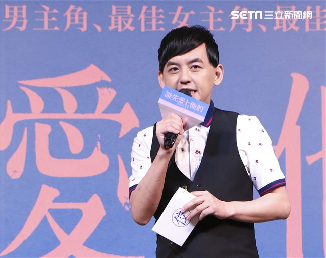 電影「誰先愛上他的」記者會，主持人黃子佼、導演徐譽庭、許智彥，男女主角邱澤、謝盈萱、陳如山、黃聖球。（記者林士傑/攝影）