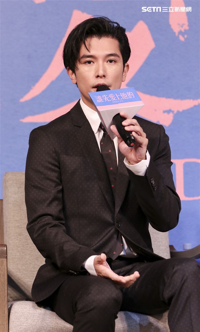 電影「誰先愛上他的」記者會，主持人黃子佼、導演徐譽庭、許智彥，男女主角邱澤、謝盈萱、陳如山、黃聖球。（記者林士傑/攝影）