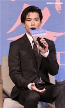 電影「誰先愛上他的」記者會，主持人黃子佼、導演徐譽庭、許智彥，男女主角邱澤、謝盈萱、陳如山、黃聖球。（記者林士傑/攝影）