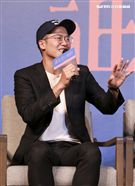 電影「誰先愛上他的」記者會，主持人黃子佼、導演徐譽庭、許智彥，男女主角邱澤、謝盈萱、陳如山、黃聖球。（記者林士傑/攝影）