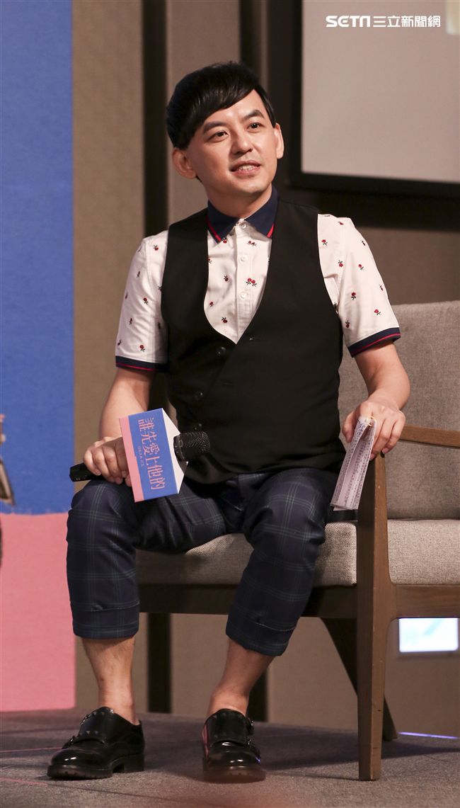 電影「誰先愛上他的」記者會，主持人黃子佼、導演徐譽庭、許智彥，男女主角邱澤、謝盈萱、陳如山、黃聖球。（記者林士傑/攝影）