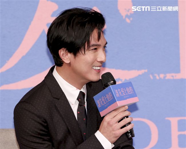 電影「誰先愛上他的」記者會，主持人黃子佼、導演徐譽庭、許智彥，男女主角邱澤、謝盈萱、陳如山、黃聖球。（記者林士傑/攝影）