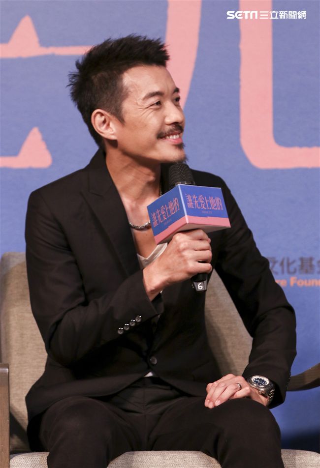 電影「誰先愛上他的」記者會，主持人黃子佼、導演徐譽庭、許智彥，男女主角邱澤、謝盈萱、陳如山、黃聖球。（記者林士傑/攝影）