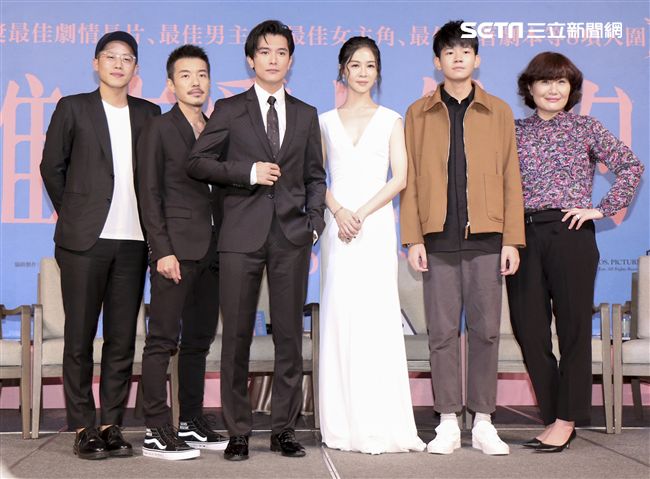 電影「誰先愛上他的」記者會，主持人黃子佼、導演徐譽庭、許智彥，男女主角邱澤、謝盈萱、陳如山、黃聖球。（記者林士傑/攝影）