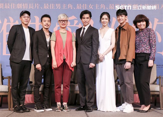 電影「誰先愛上他的」記者會，主持人黃子佼、導演徐譽庭、許智彥，男女主角邱澤、謝盈萱、陳如山、黃聖球。（記者林士傑/攝影）