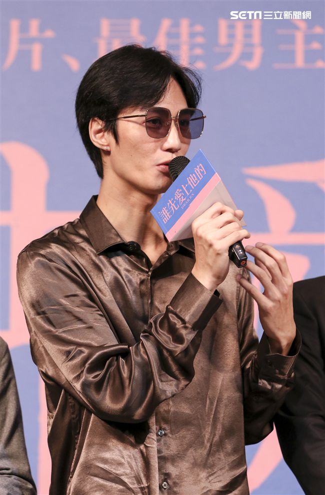 電影「誰先愛上他的」記者會，主持人黃子佼、導演徐譽庭、許智彥，男女主角邱澤、謝盈萱、陳如山、黃聖球。（記者林士傑/攝影）