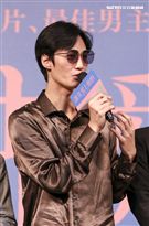 電影「誰先愛上他的」記者會，主持人黃子佼、導演徐譽庭、許智彥，男女主角邱澤、謝盈萱、陳如山、黃聖球。（記者林士傑/攝影）