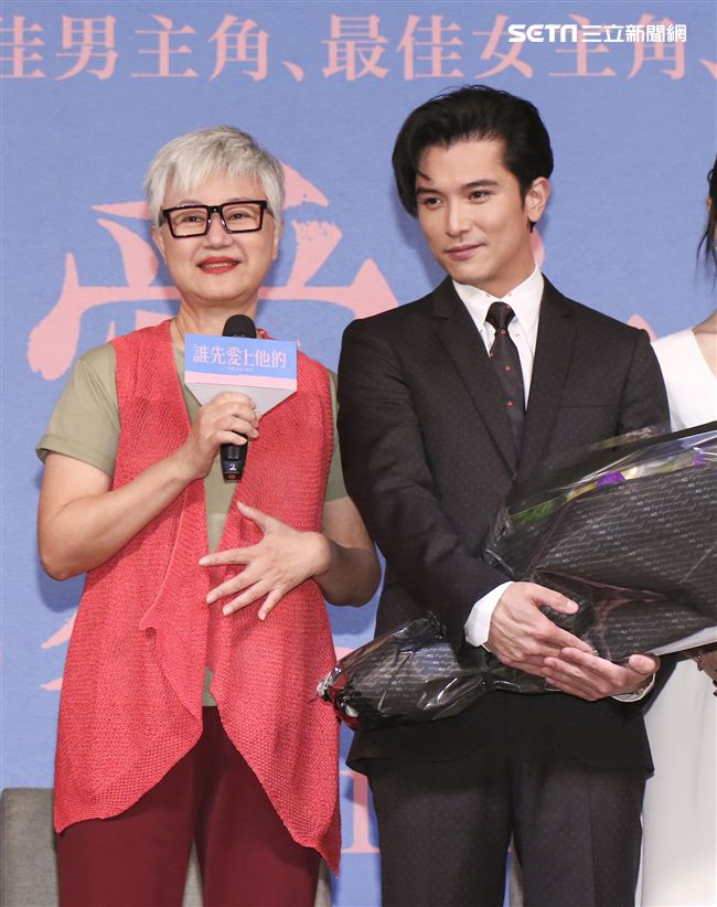 電影「誰先愛上他的」記者會，主持人黃子佼、導演徐譽庭、許智彥，男女主角邱澤、謝盈萱、陳如山、黃聖球。（記者林士傑/攝影）