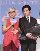 電影「誰先愛上他的」記者會，主持人黃子佼、導演徐譽庭、許智彥，男女主角邱澤、謝盈萱、陳如山、黃聖球。（記者林士傑/攝影）