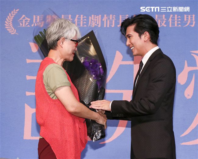 電影「誰先愛上他的」記者會，主持人黃子佼、導演徐譽庭、許智彥，男女主角邱澤、謝盈萱、陳如山、黃聖球。（記者林士傑/攝影）