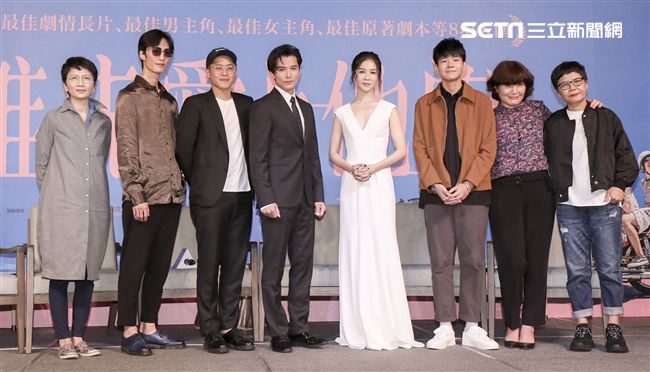 電影「誰先愛上他的」記者會，主持人黃子佼、導演徐譽庭、許智彥，男女主角邱澤、謝盈萱、陳如山、黃聖球。（記者林士傑/攝影）