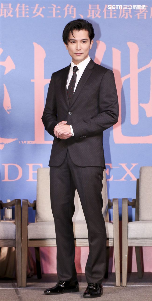 電影「誰先愛上他的」記者會，主持人黃子佼、導演徐譽庭、許智彥，男女主角邱澤、謝盈萱、陳如山、黃聖球。（記者林士傑/攝影）