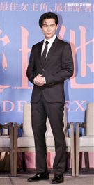 電影「誰先愛上他的」記者會，主持人黃子佼、導演徐譽庭、許智彥，男女主角邱澤、謝盈萱、陳如山、黃聖球。（記者林士傑/攝影）