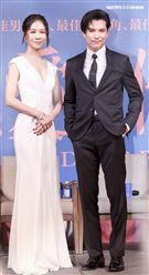 電影「誰先愛上他的」記者會，主持人黃子佼、導演徐譽庭、許智彥，男女主角邱澤、謝盈萱、陳如山、黃聖球。（記者林士傑/攝影）